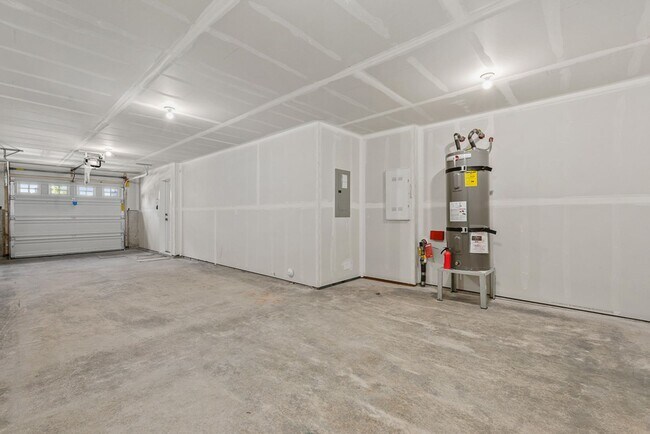 Building Photo - 2 Bedroom 2.5 Bath | 2 Car Garage | 2,900.00