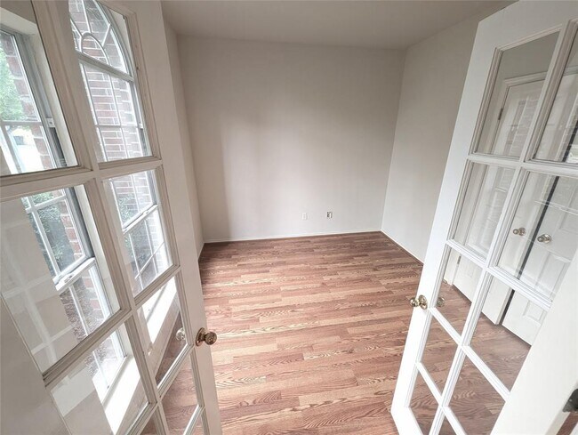 Building Photo - 303 N Carriage Hills Dr