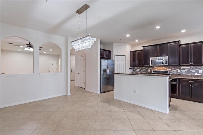 Building Photo - Gorgeous Light & Bright 3 Bedroom 2.5 Bath Townhome with Garage!!