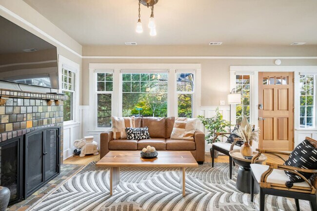 Primary Photo - 720 NE 47th St