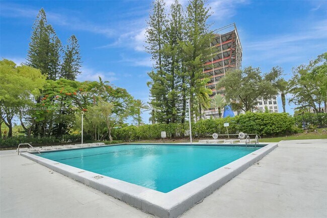 Building Photo - 20100 W Country Club Dr