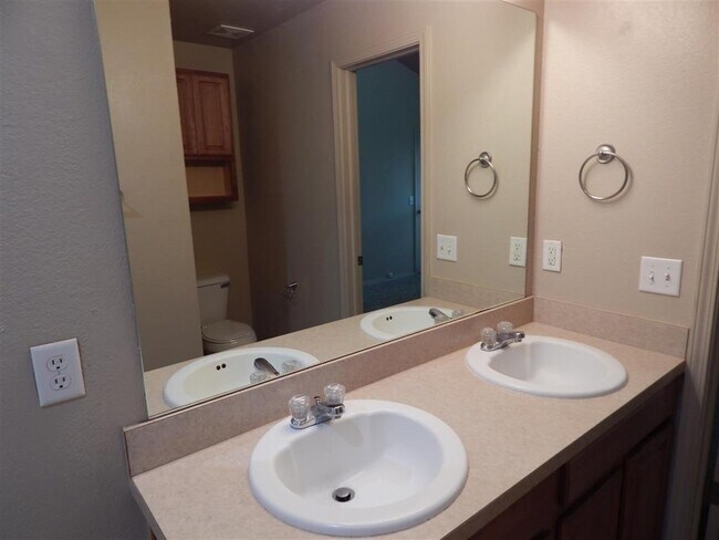 Building Photo - 3621 Vanguard Dr