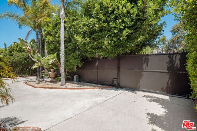 Building Photo - 4734 Los Feliz Blvd