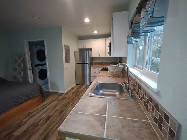 Building Photo - Studio Apt in Private Setting