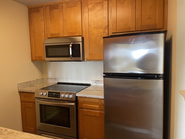 stove, microwave, refrigerator - 685 Dartmore Ln