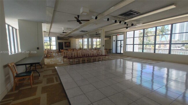 Building Photo - 1000 Parkview Dr