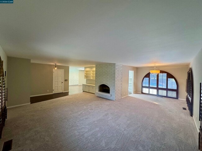 Building Photo - 62 Winding Glen