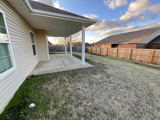 Building Photo - Large 3 Bedroom 2 Bathroom Home W/ Fenced Yard in WEBB CITY MO!!!
