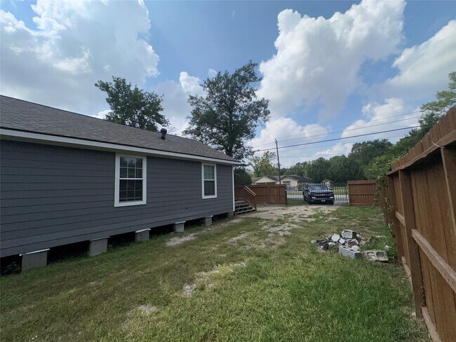 Building Photo - 5910 E Houston Rd