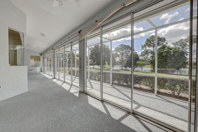 Building Photo - 8028 Plantation Lakes Dr