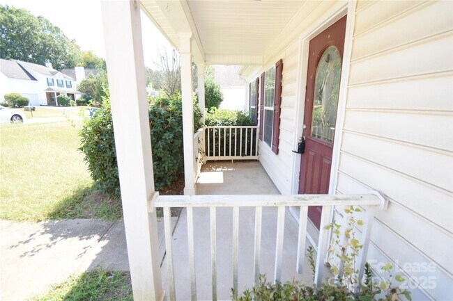 Building Photo - 8139 Chatham Oaks Dr