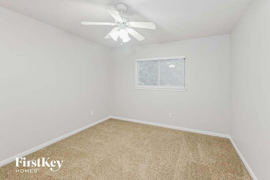 Building Photo - 1402 Green Tree Dr