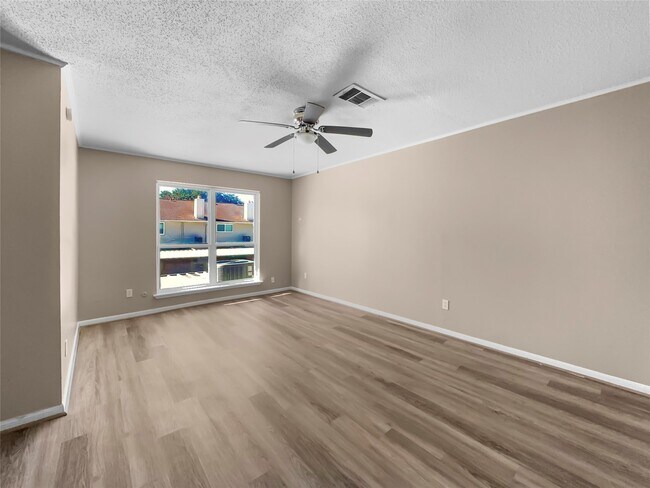 Building Photo - 2517 Bering Dr