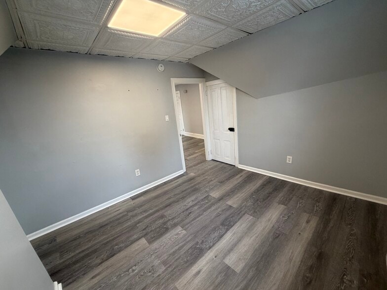 Building Photo - 6 E Temple Ave