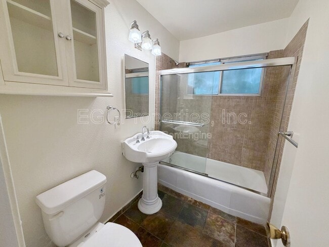 Building Photo - 362 N San Vicente Blvd
