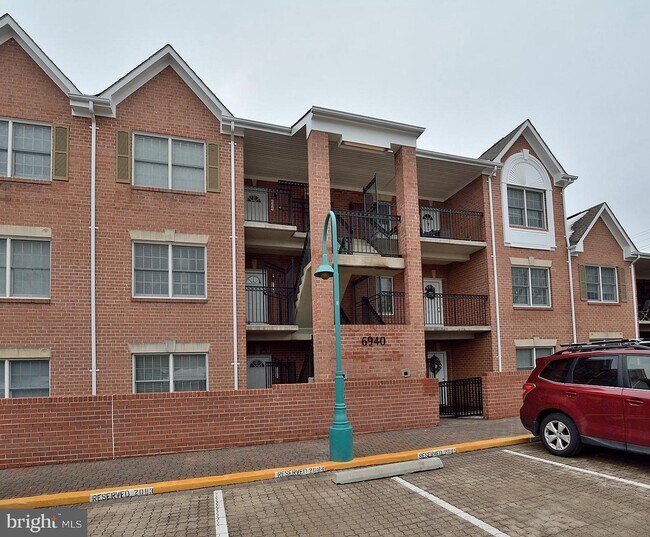 Building Photo - 6940 Fairfax Dr