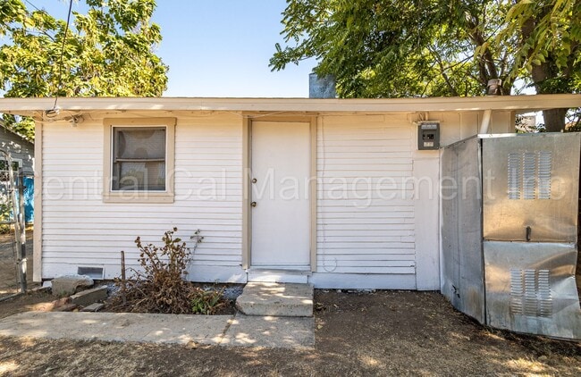 Building Photo - 2 Bedroom/1 Bath Home - $1550 Per Month!