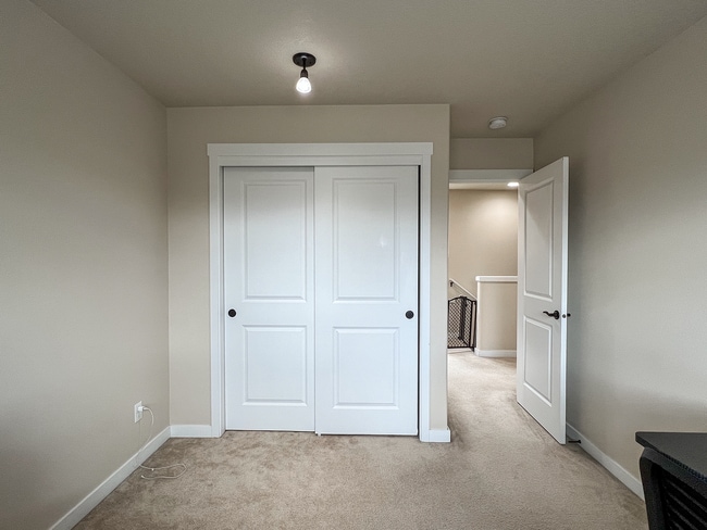 Building Photo - Enjoyable 4-Bed, 2.5-Bath Corner Lot Home in High-Tech Area!