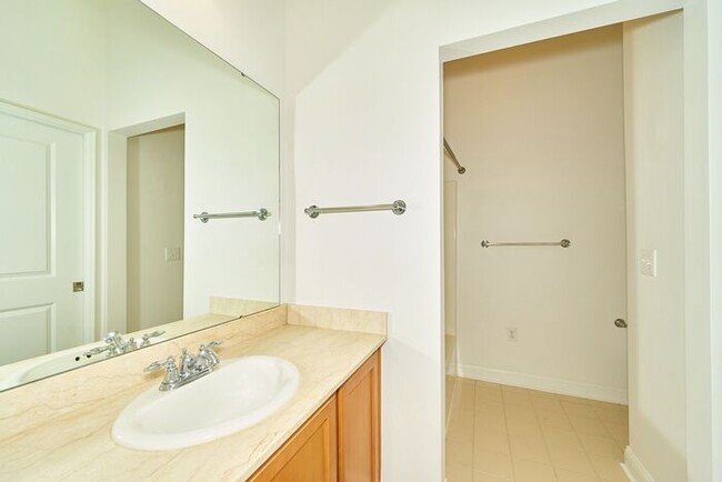 Building Photo - Sweet 1 Bedroom Condo in the Heart of Down...