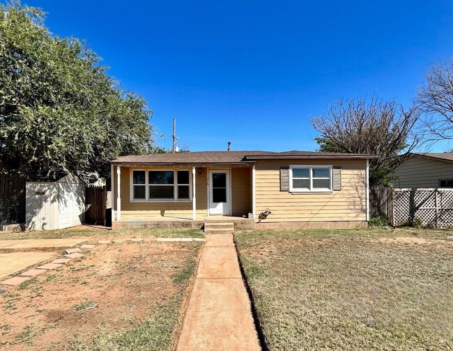 Building Photo - Charming 2-Bedroom Home with Large Backyard!