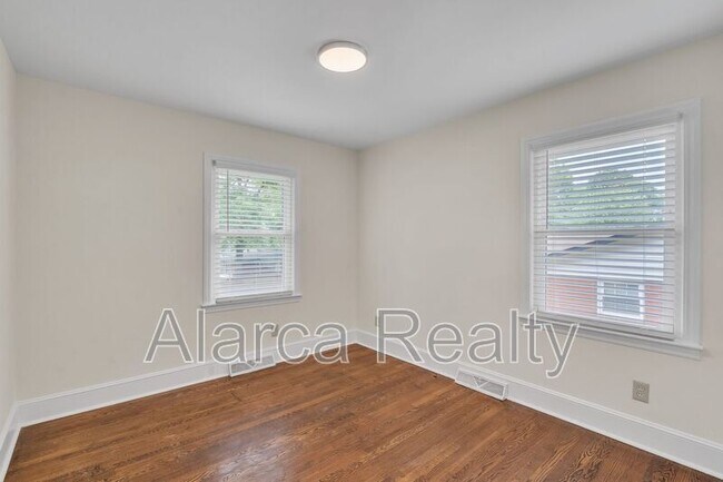 Building Photo - 3733 Manchester Dr