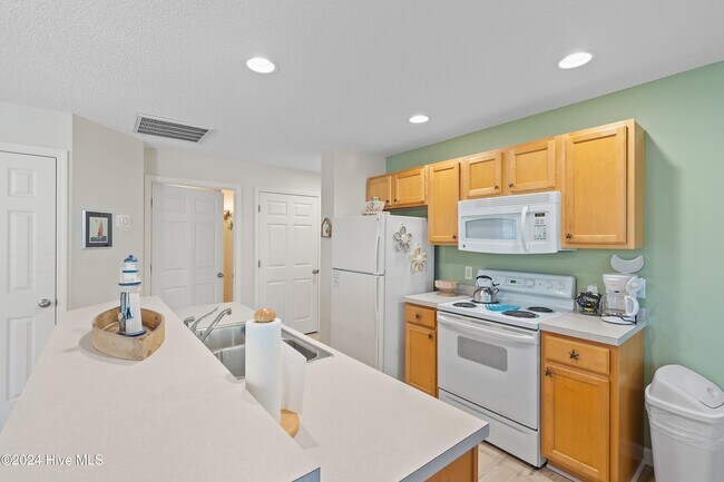 Building Photo - 3350 Club Villas Dr