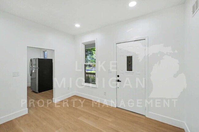 Building Photo - 815 Davis Ave NW