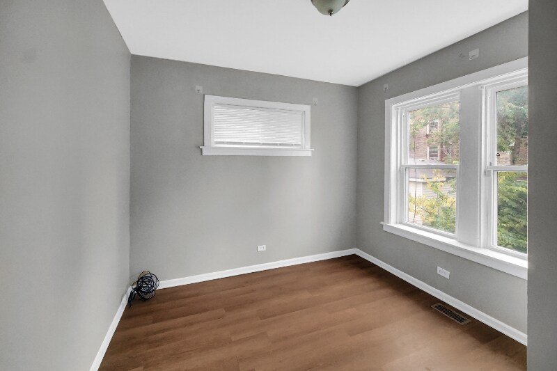Building Photo - 1126 E 81st Pl