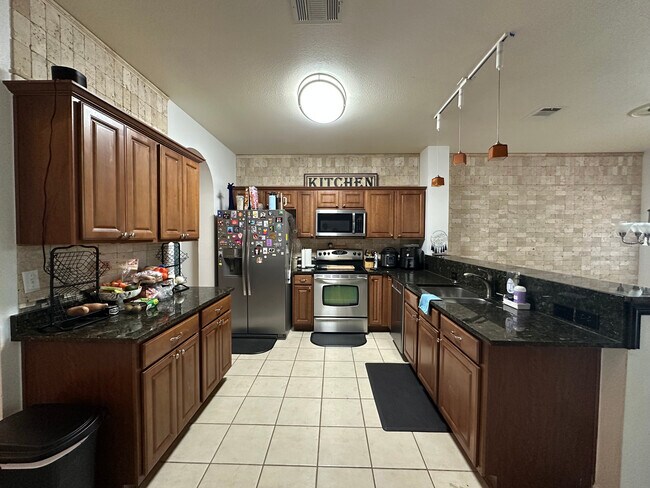 Building Photo - 2101 Charlotte Estates Dr