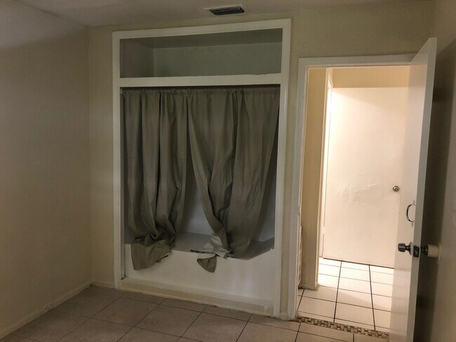 Building Photo - Large 3-1.5