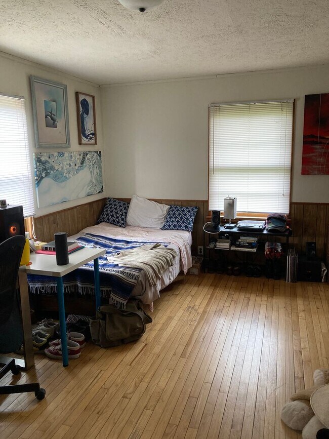Building Photo - Spacious 5 bedroom, 2 bath house! Availabl...