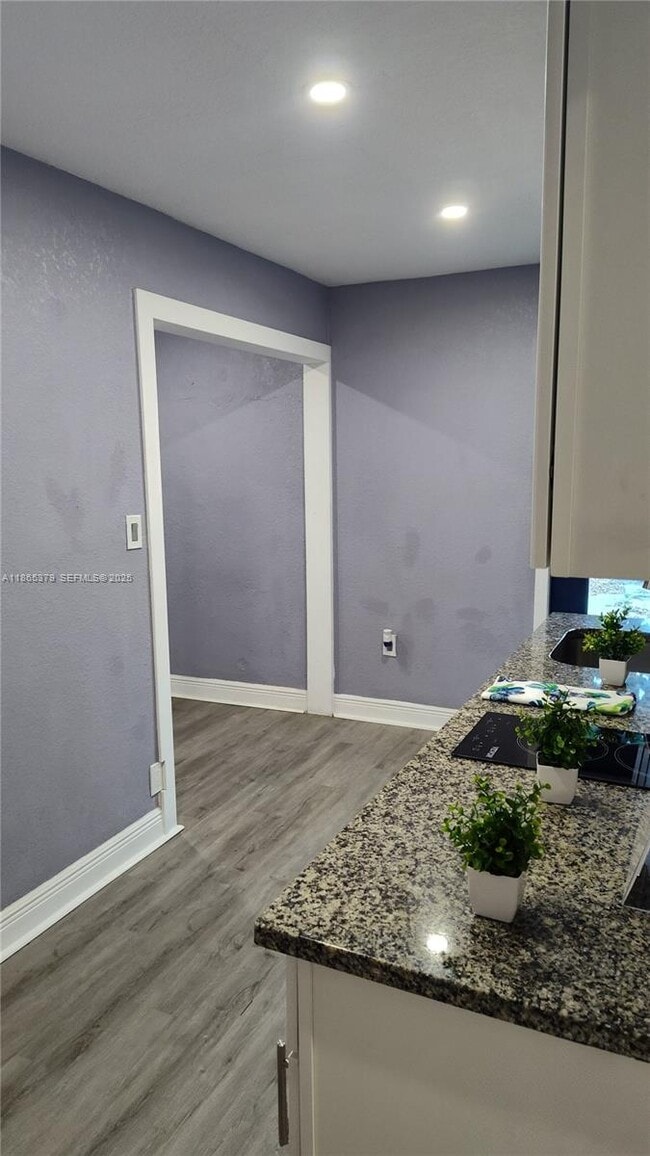 Building Photo - 849 W 2nd St