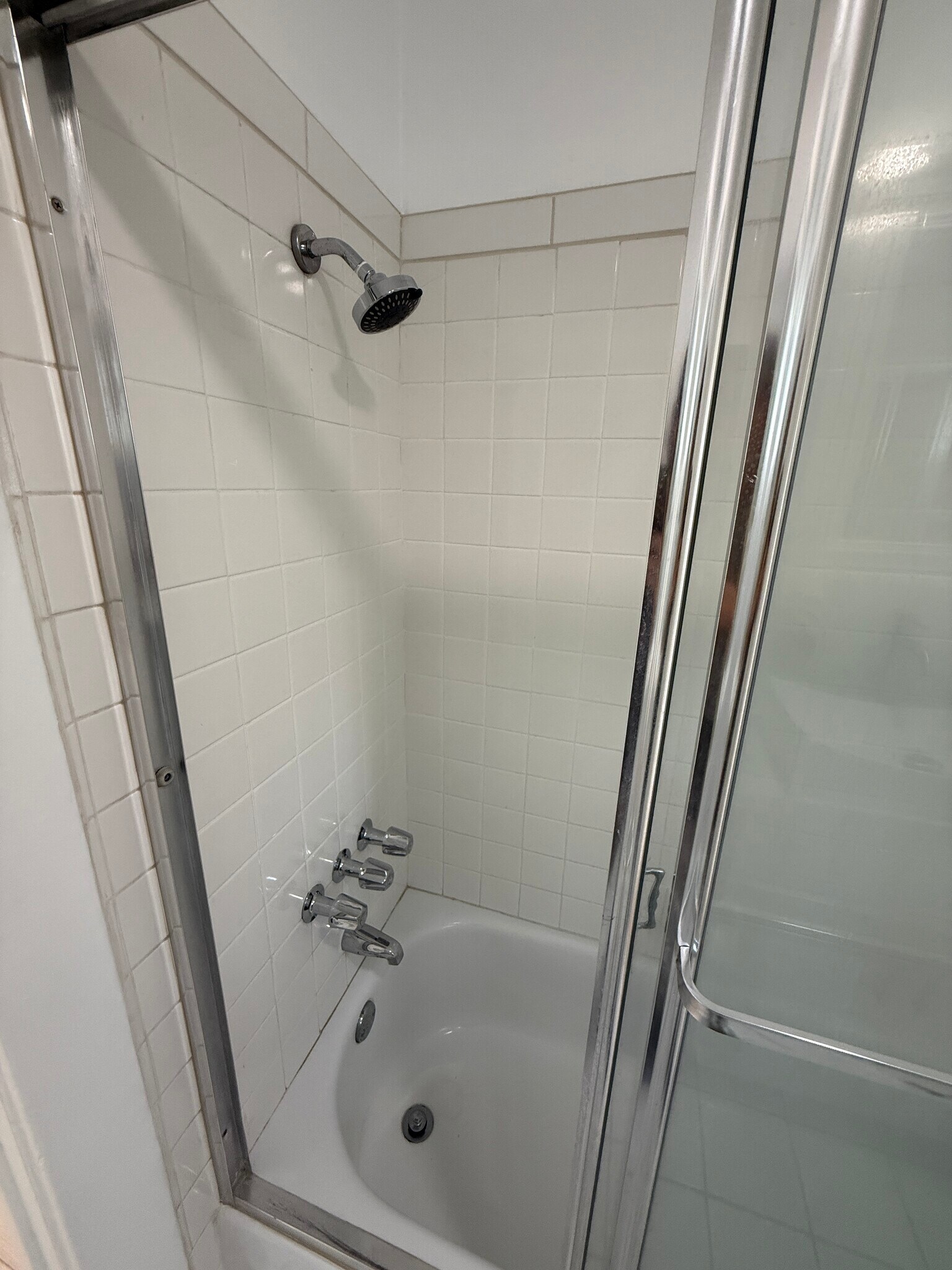 Building Photo - 8730 Rosewood Ave