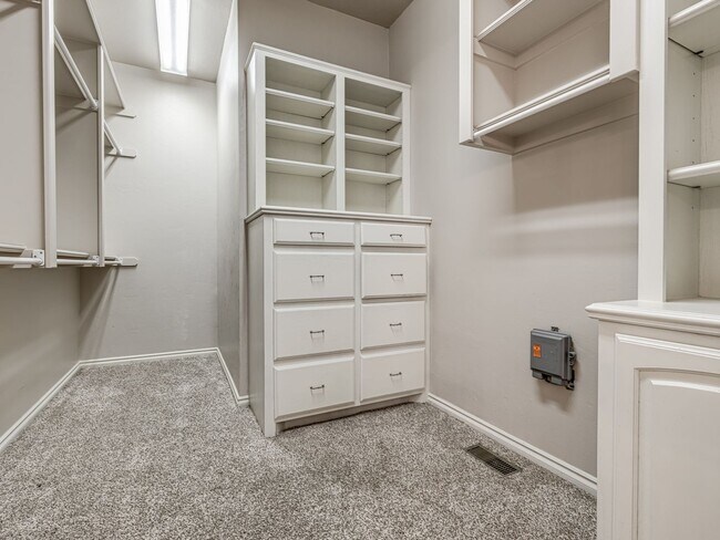 Building Photo - Stunning Luxury Home in East Edmond with a Pool/Jacuzzi + Woody Creek Addition + Theater Room+/5 ...