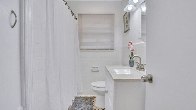Building Photo - Beautifully renovated Move-in Ready 2bed 1...
