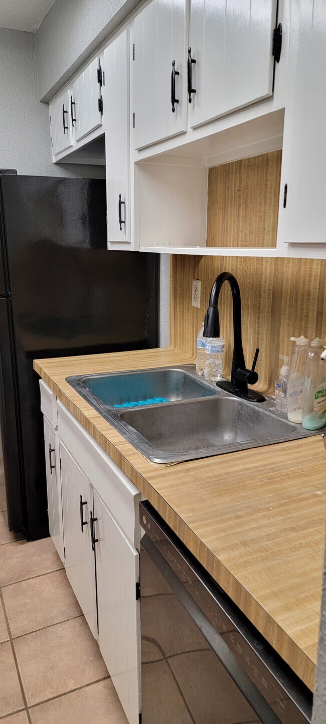 Kitchen Sink - 14515 Wunderlich Dr