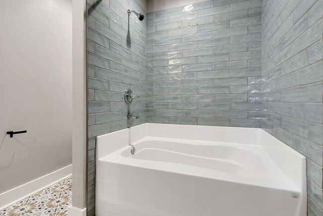 Building Photo - Renovated 2 Bedroom 2 Bath Duplex with Lar...