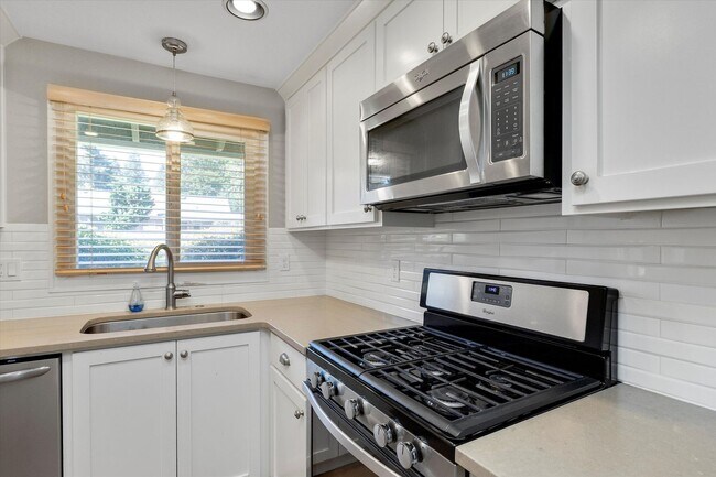 Building Photo - Live in One of Lake Oswego's Most Convenie...
