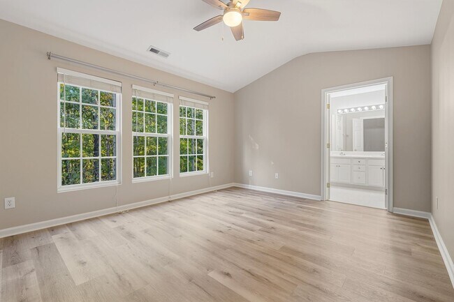 Building Photo - 3 Bedroom, 2.5 Bathroom Townhouse with Fen...
