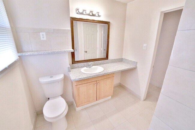 Building Photo - 222 Spell St