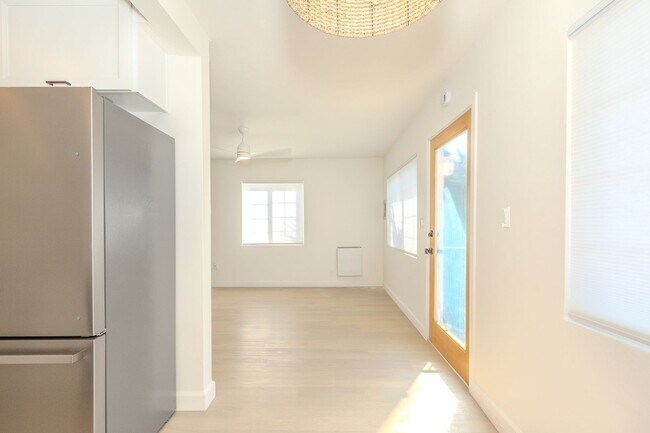 Building Photo - Showing NOW! Stylishly Remodeled 1-Bed/1-Bath Gem in Crown Point / Pacific Beach. Only $1500 DEPO...