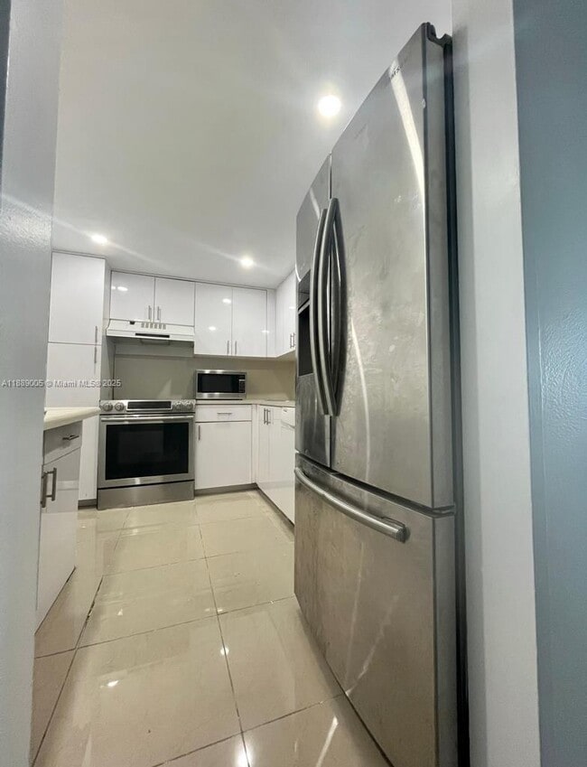 Building Photo - 5601 Collins Ave