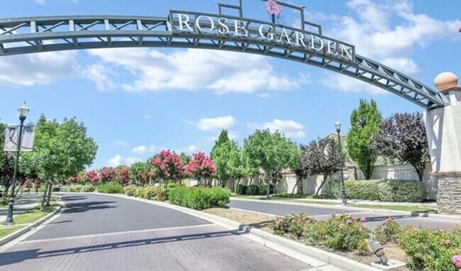 Building Photo - Beautiful Single Story Rose Garden Home / ...