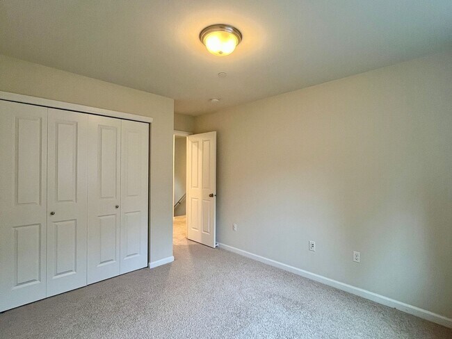 Building Photo - Spacious 5-Bedroom Home for Rent in Kenmore