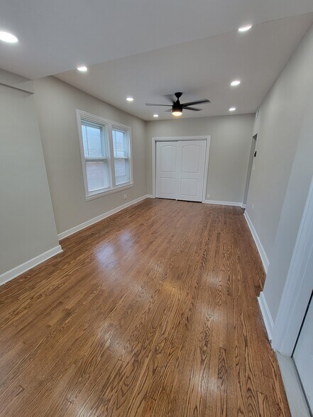 Building Photo - 5521 W 63rd Pl