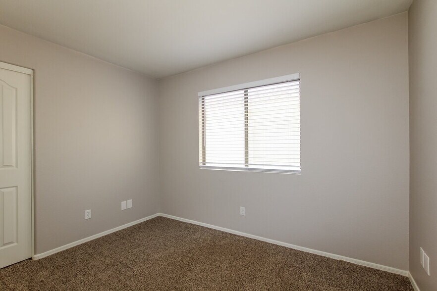 Building Photo - 10810 W Alvarado Rd