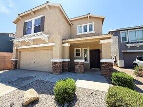Building Photo - Freshly Updated 3-Bed, 2.5-Bath Home with ...