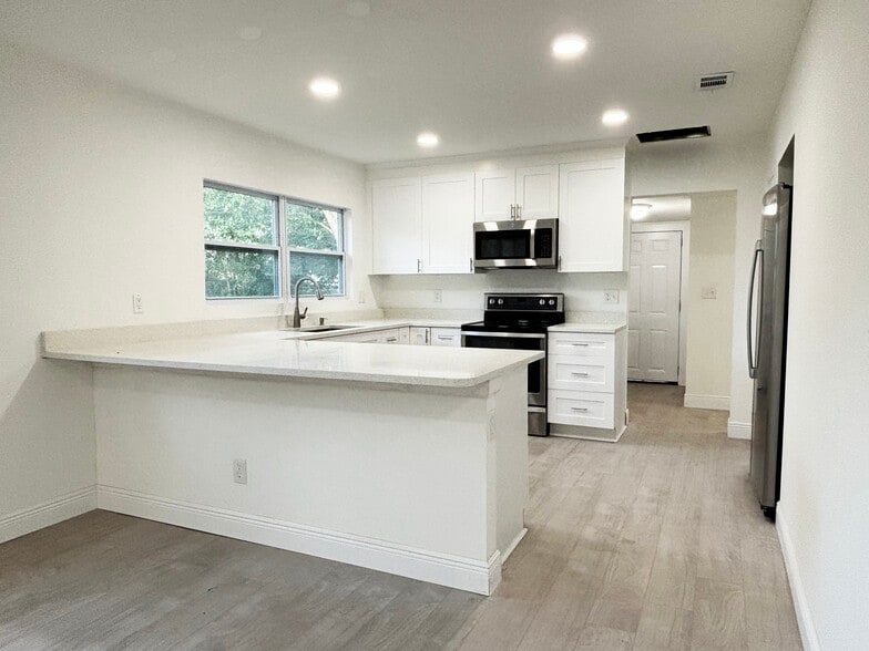 Building Photo - 2325 Westover Dr