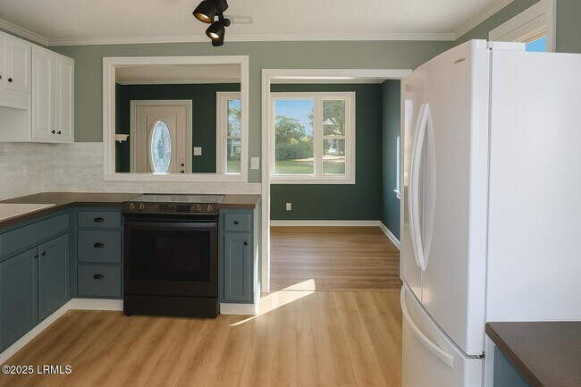 Building Photo - 174 James St