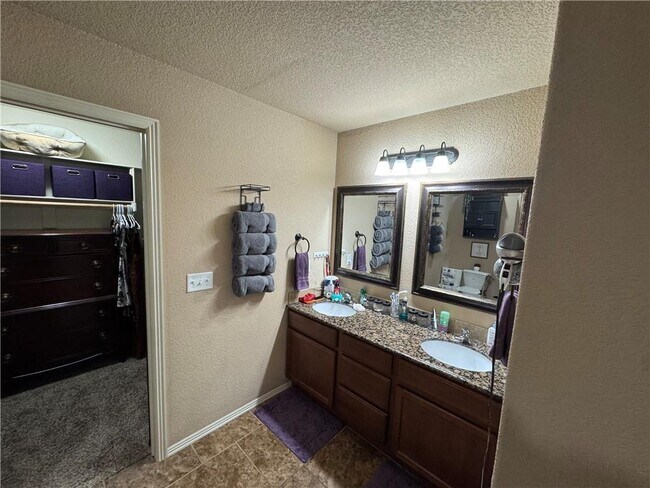 Building Photo - 1008 Kensington Dr